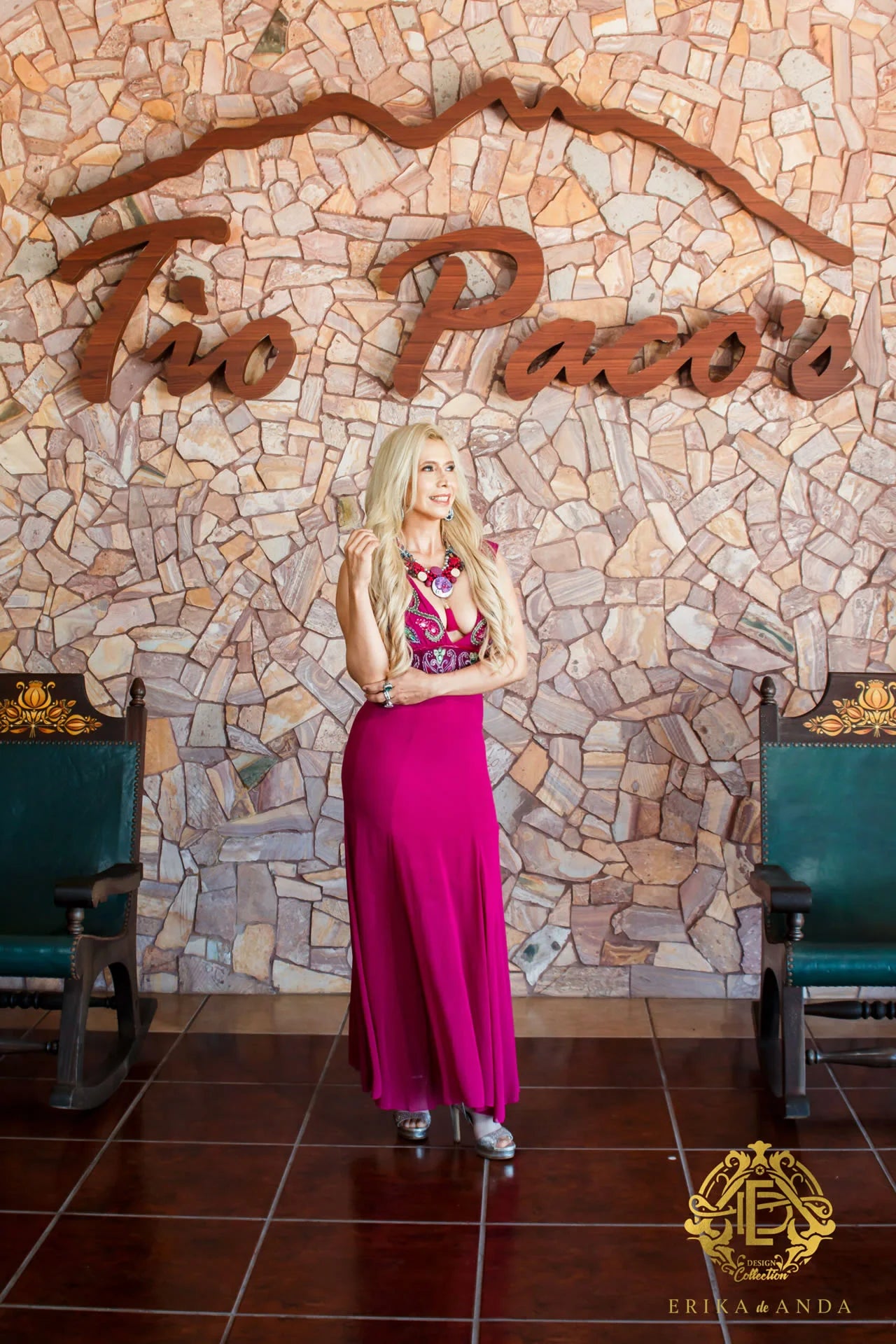 VESTIDO FUCSIA EN V ABIERTO BORDADO CORSET