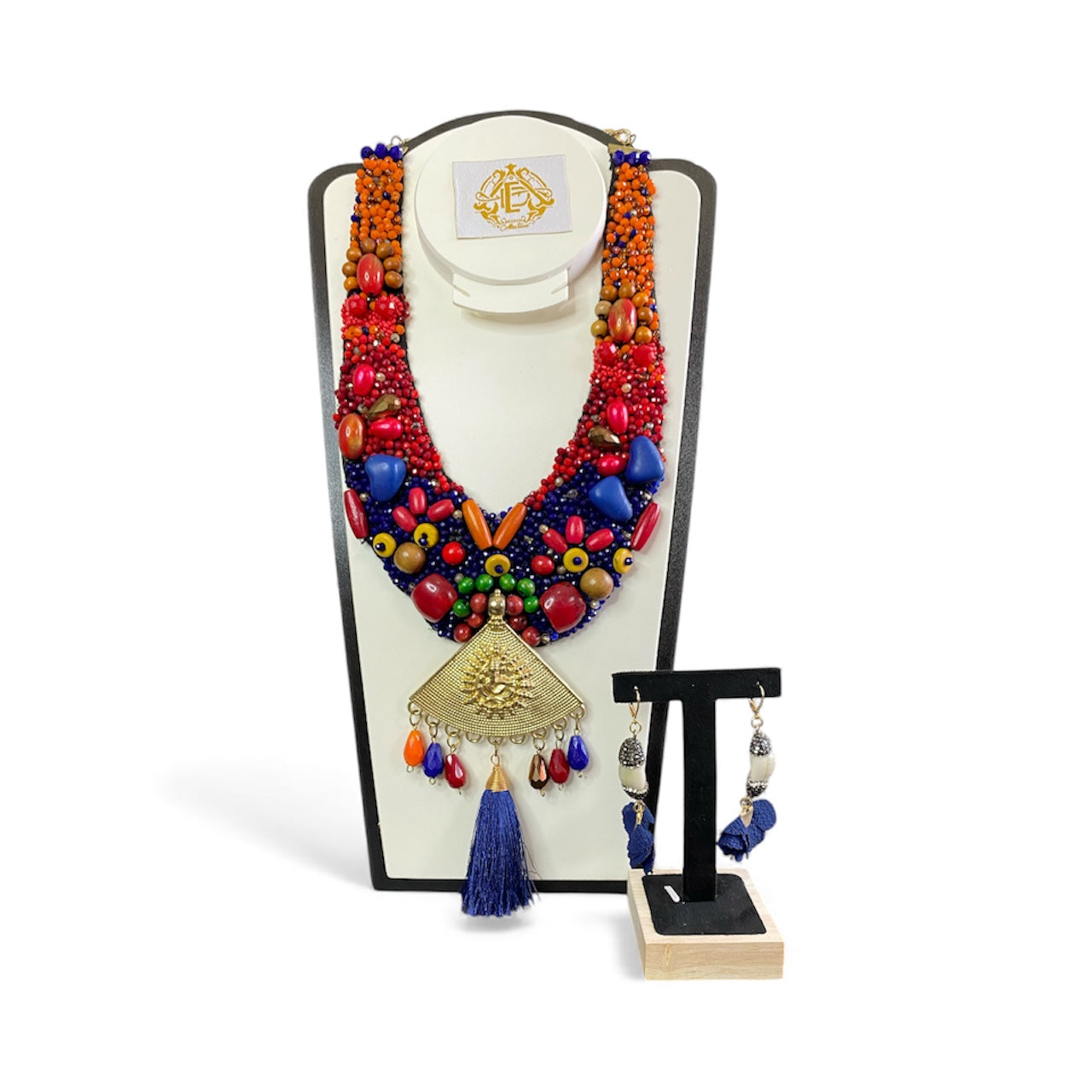 COLLAR DE TRIÁNGULO CON ARETES