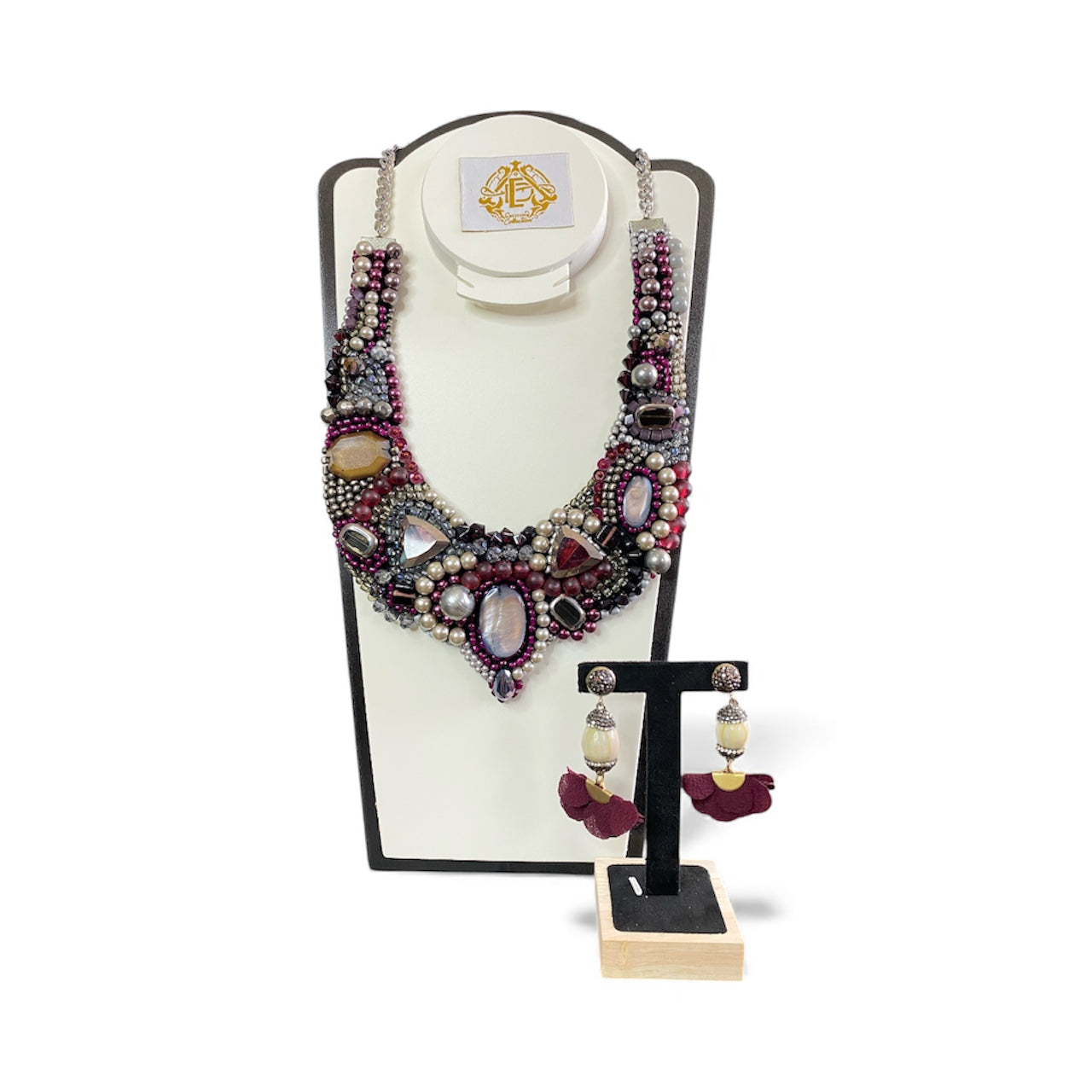 COLLAR VIOLETA CON PERLAS BLANCAS Y ARETES