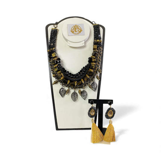 COLLAR DE FLORES DE METAL CON ARETES