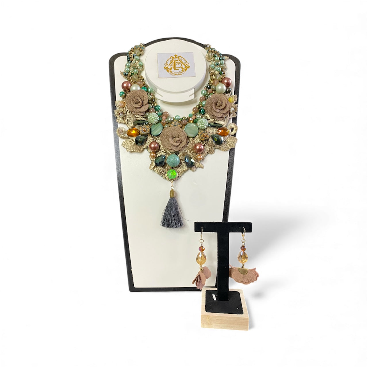 COLLAR CAFÉ CON FLORES DE CHIFON