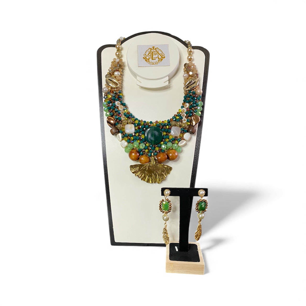 COLLAR DE MAR CON CONCHAS DE MAR DORADO Y ARETES