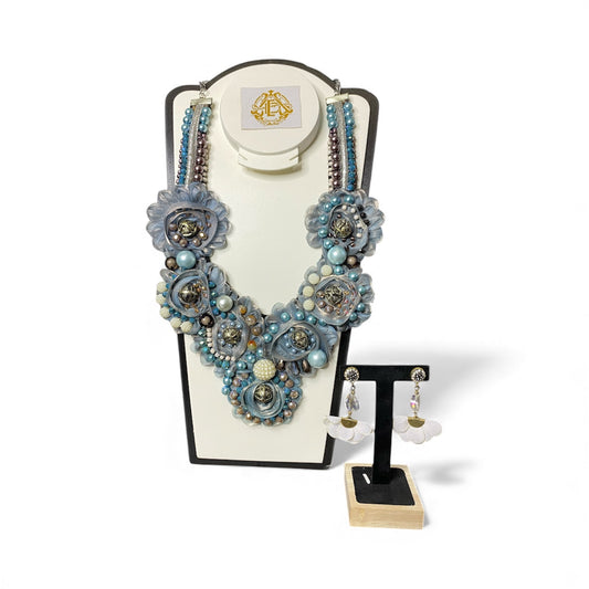 COLLAR FLOR DE CHIFON AZUL CON PERLAS BLANCAS