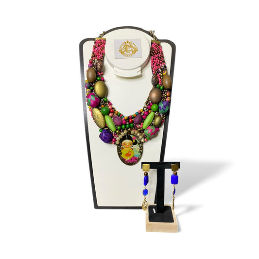 COLLAR CON DIJE GRANDE DE NIÑA MULTICOLOR Y ARETES