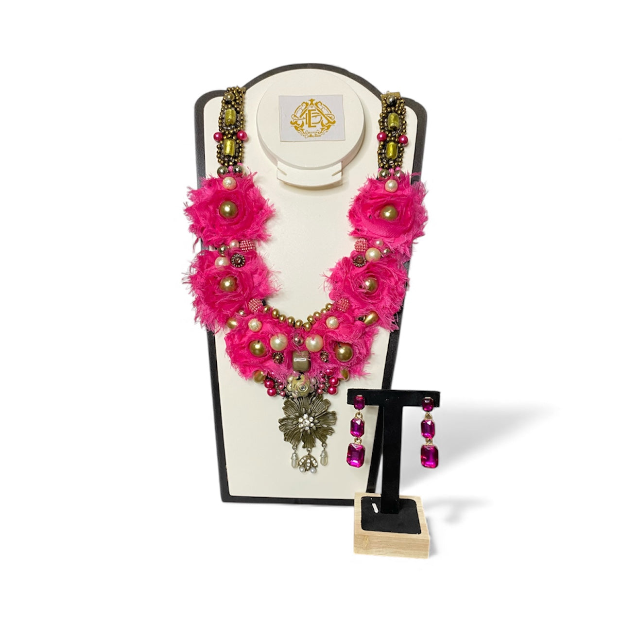 COLLAR DE CRUZ METALICA Y FLORES DE CHIFÓN CON ARETES