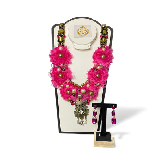 COLLAR DE CRUZ METALICA Y FLORES DE CHIFÓN CON ARETES