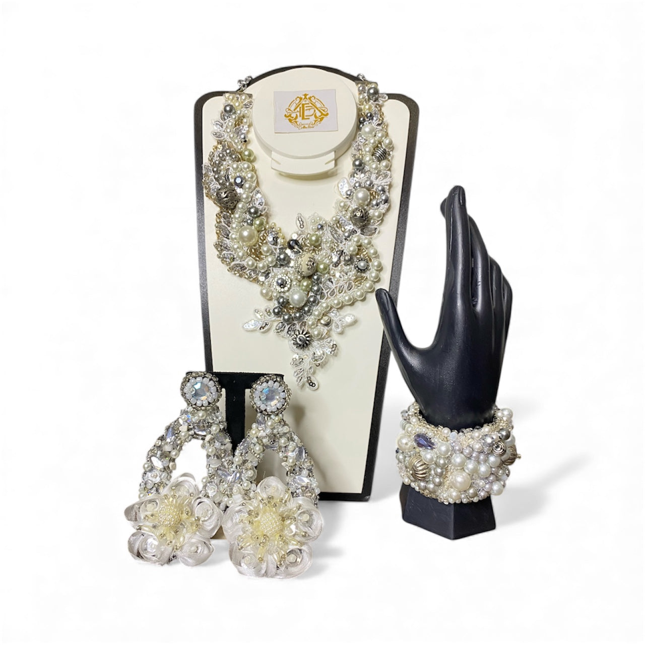 COLLAR BORDADO CON PERLA BLANCA CON ARETES Y PULSERA