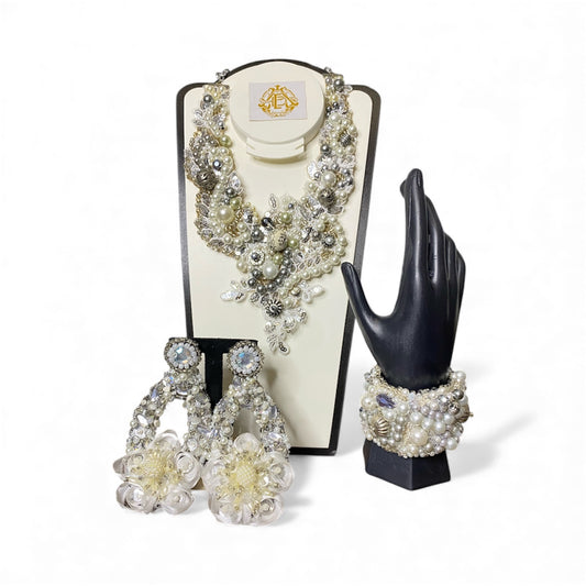 COLLAR BORDADO CON PERLA BLANCA CON ARETES Y PULSERA