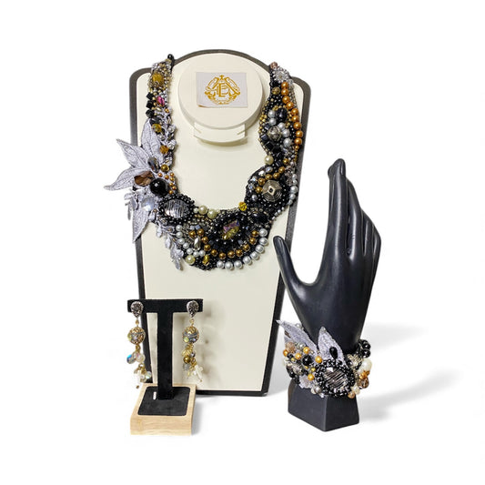 COLLAR NEGRO CON FLOR BORDADA, METALES CON ARETES Y PULSERA