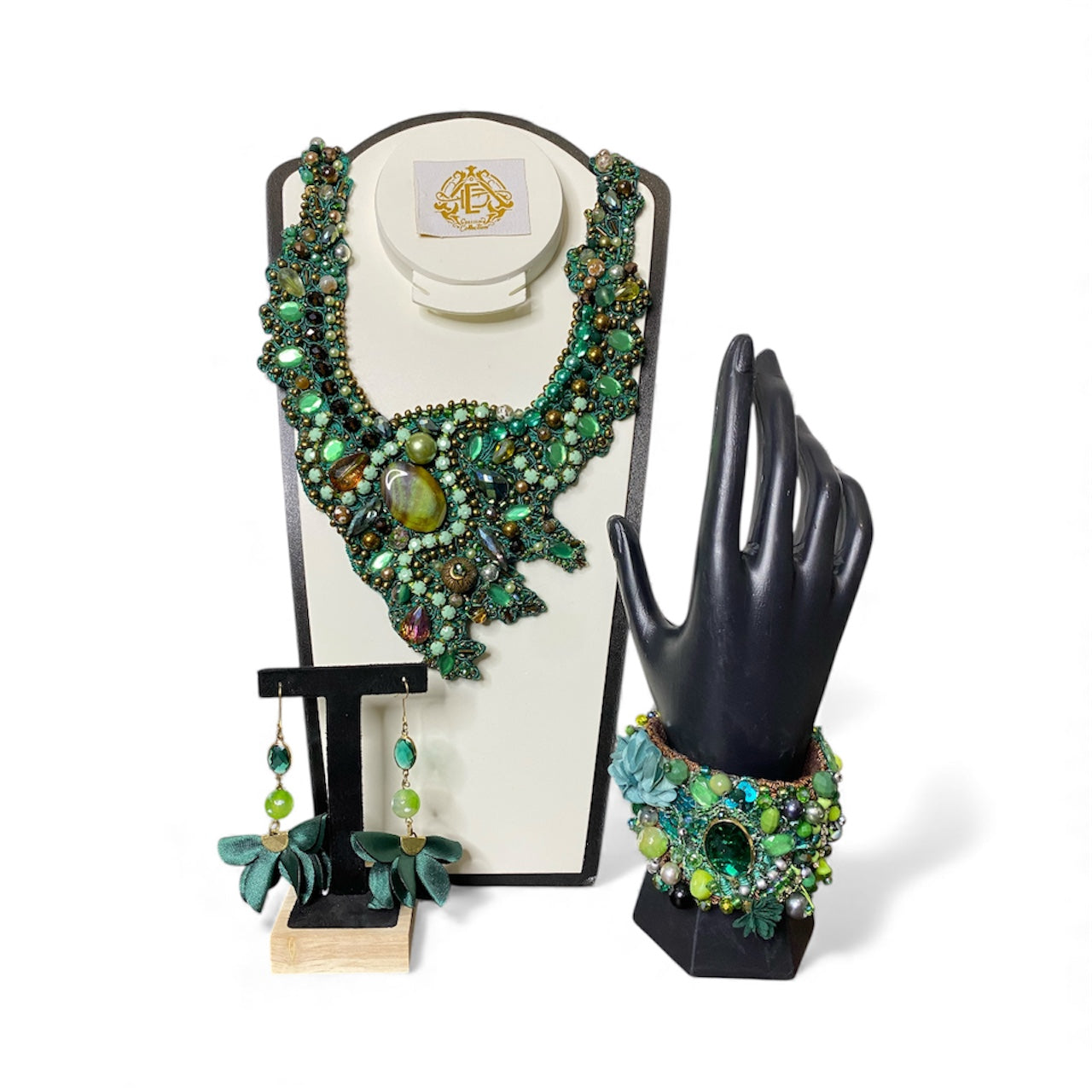 COLLAR VERDE CRISTAL BORDADO CON CHAQUIRÓN,ARETES Y PULSERA