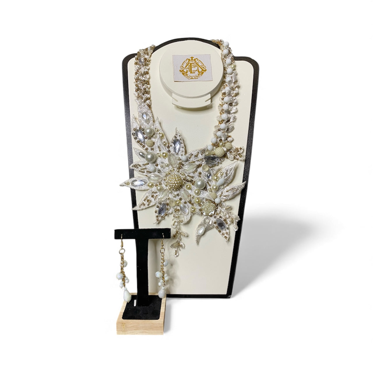 COLLAR DE PERLAS Y CRISTALES CON ARETES
