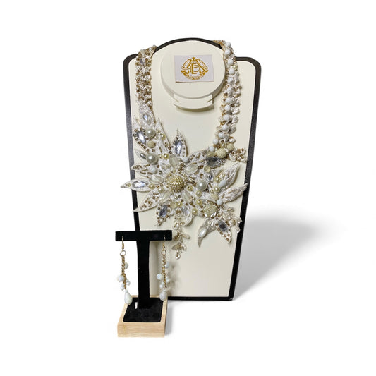 COLLAR DE PERLAS Y CRISTALES CON ARETES