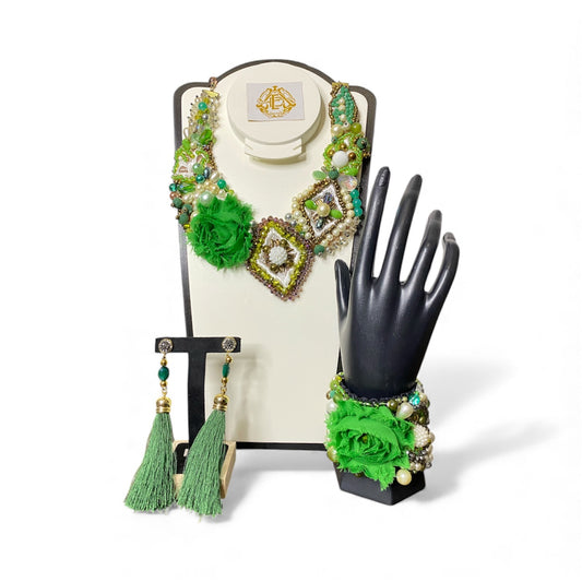 COLLAR VERDE DE ROMBO CON ARETES Y PULSERA