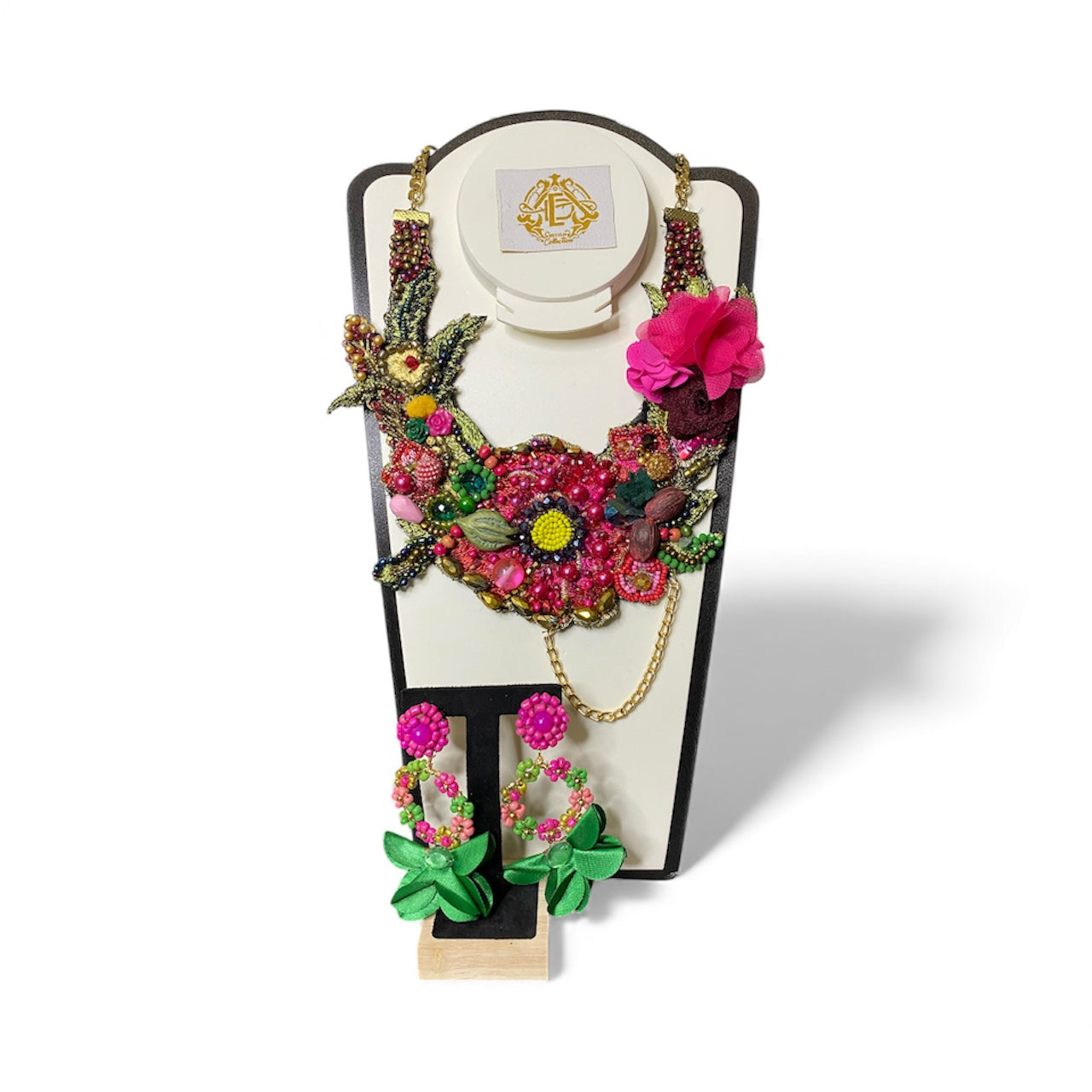 COLLAR BORDADO DE FLOR CON CHAQUIRON.