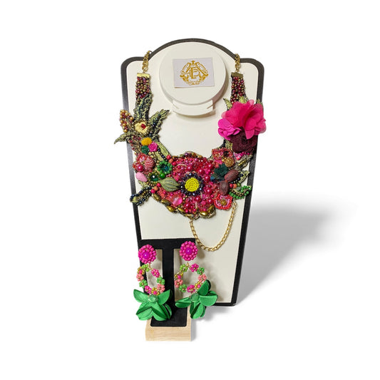 COLLAR BORDADO DE FLOR CON CHAQUIRON.