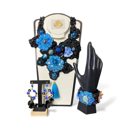COLLAR NEGRO CHAQUIRÓN, FLOR DE TELA CON ARETES Y PULSERA