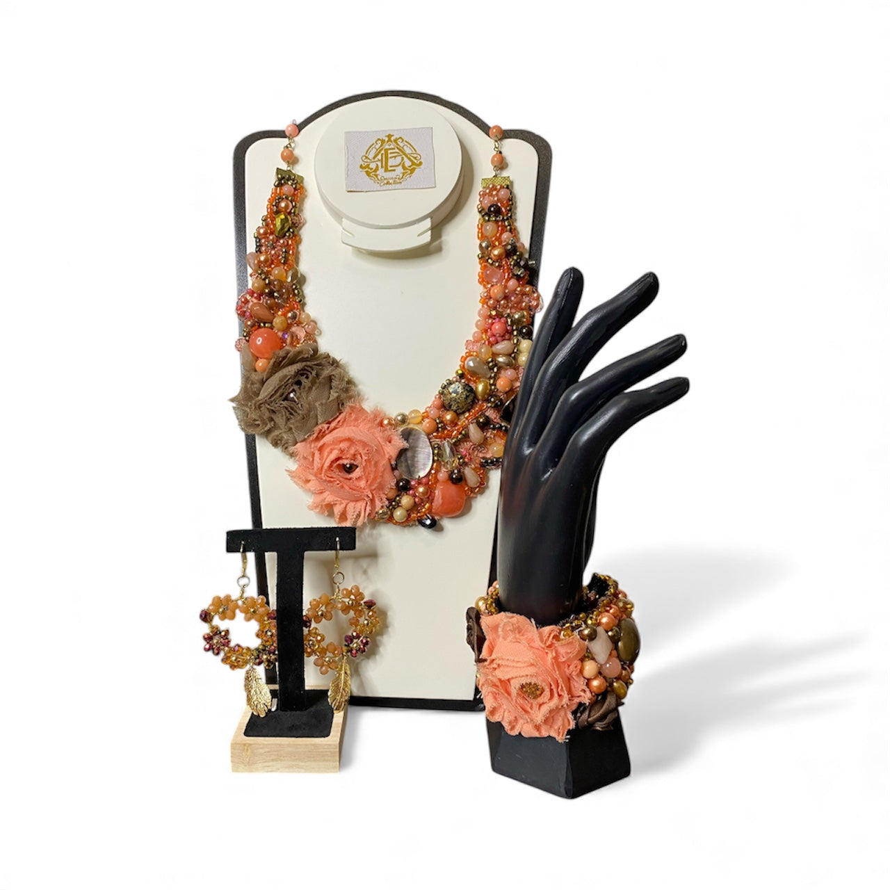 COLLAR ENCAJE CORAL CLARO CON FLOR DE CHIFÓN Y ARETES