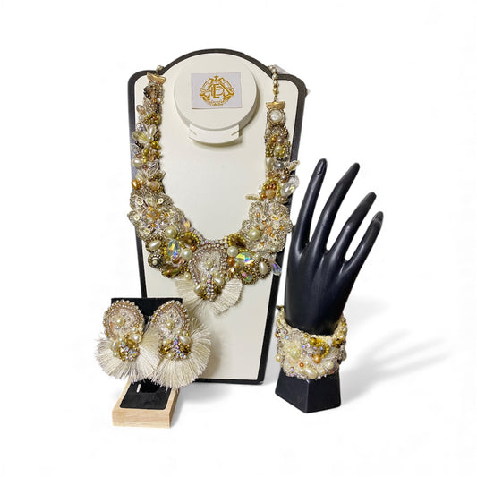 COLLAR BLANCO DE TELA CON ARETES Y PULSERA