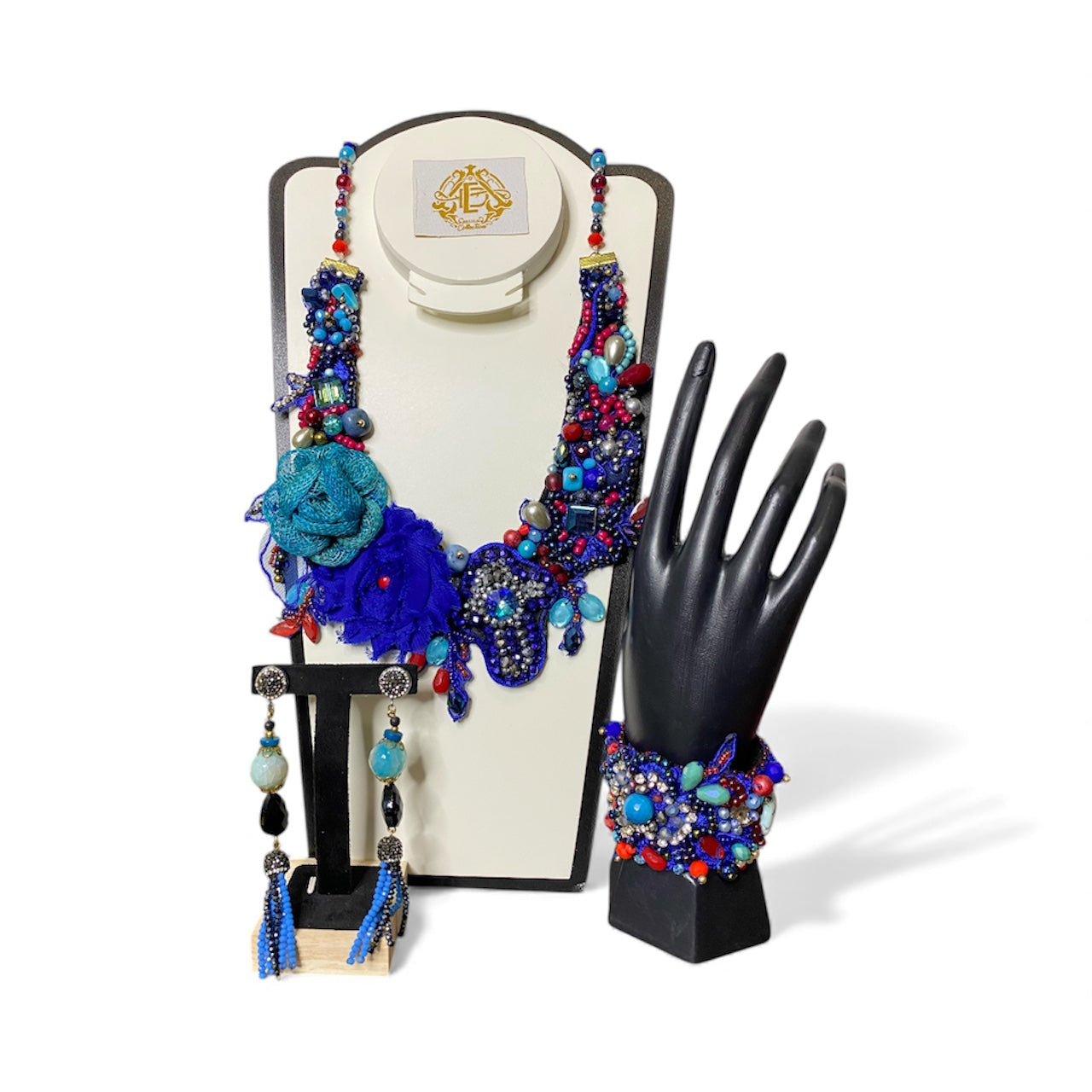 COLLAR DE MANO AZUL CON ARETES Y PEDRERIA.