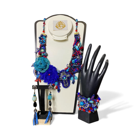 COLLAR DE MANO AZUL CON ARETES Y PEDRERIA.