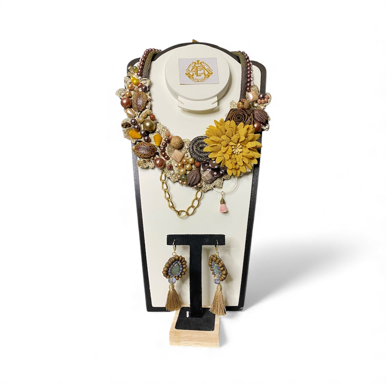 COLLAR CON ERRAJE Y FLOR DE CHIFÓN CON ARETES