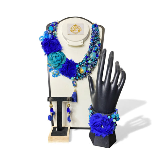 COLLAR FLOR DE CHIFÓN AZUL CON ARETES Y PULSERA