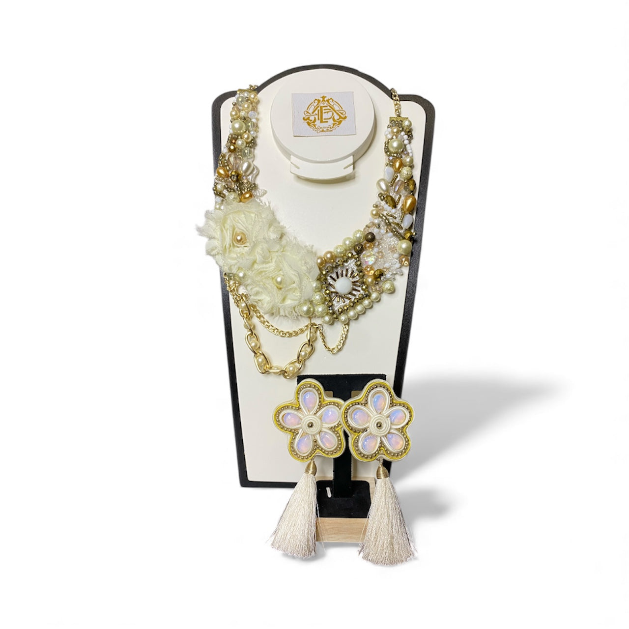 COLLAR DE PERLAS Y ARRAJE CON ARETES DE FLOR