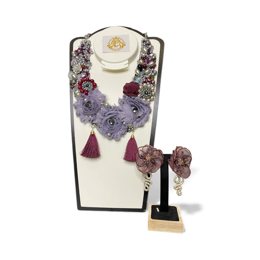 COLLAR PLATEADO CON FLOR DE CHIFÓN Y MOTAS DE HILO CON ARETES