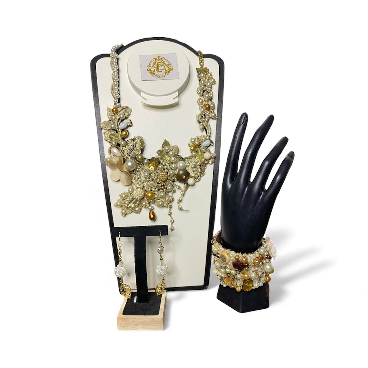 COLLAR DE PERLAS Y FLOR DE CHIFÓN CON ARETES