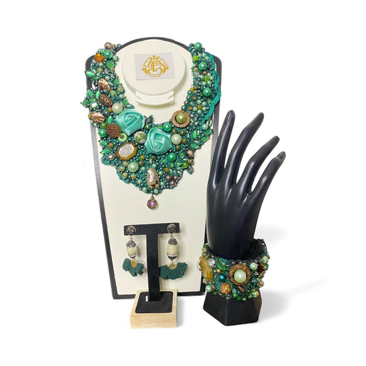 COLLAR VERDE DE PERLAS CON ARETES Y PULSERA