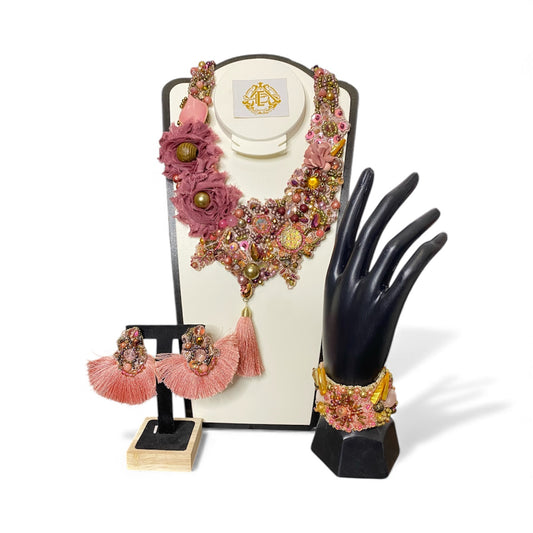 COLLLAR CORAL DE FLOR DE CHIFÓN CON CHAQUIRÓN Y ARETES CON MOTAS DE HILO