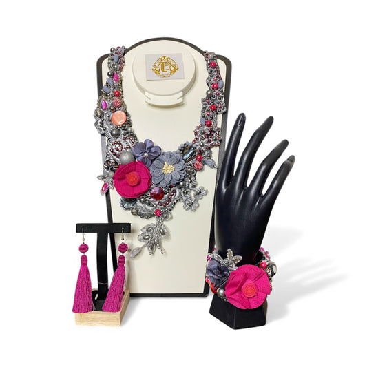 COLLAR GRIS CON FLOR ROSA CHIFÓN, ARETES Y PULSERA