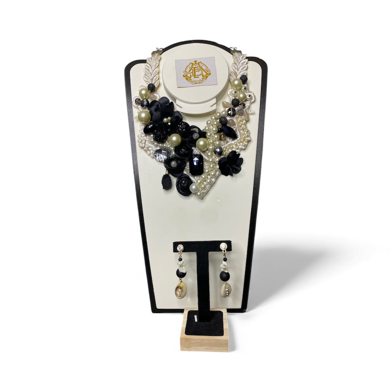 COLLAR ENCAJE BLANCO CON FLORES DE TELA NEGRAS Y ARETES