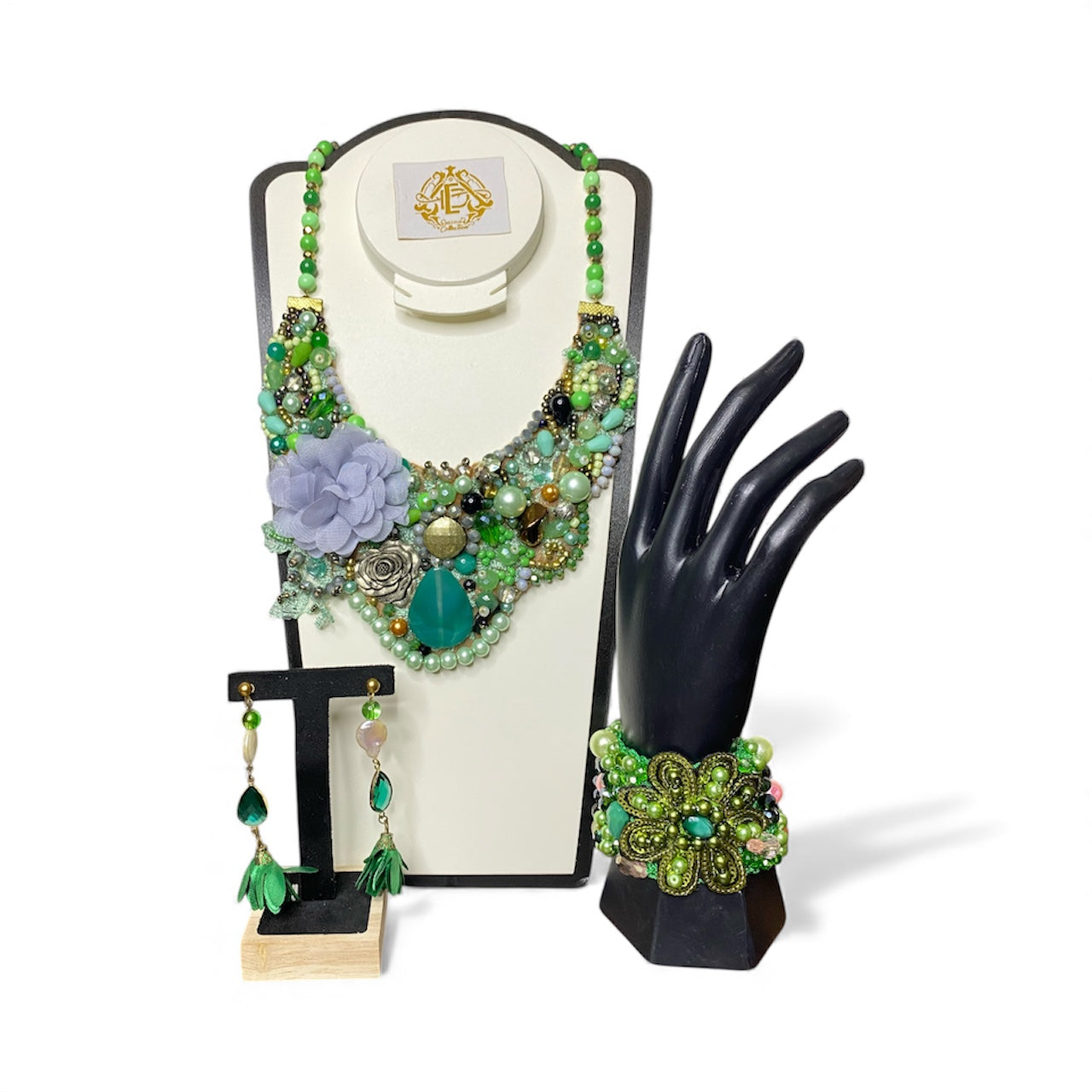 COLLAR VERDE  CON FLOR DE METAL Y ARETES