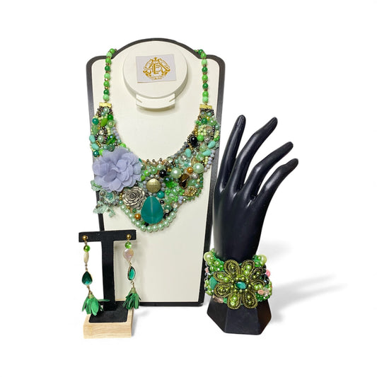 COLLAR VERDE  CON FLOR DE METAL Y ARETES
