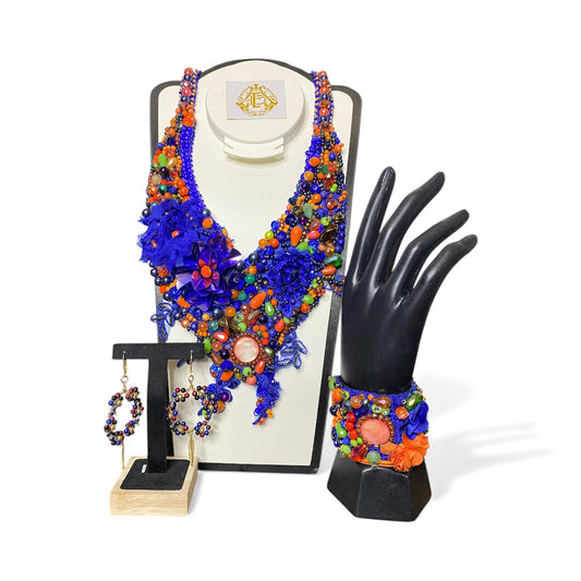 COLLAR CON FLOR NARANJA Y AZUL.