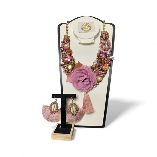 COLLAR ROSA CON FLOR DE CHIFÓN GAMA MEDIA Y ARETES