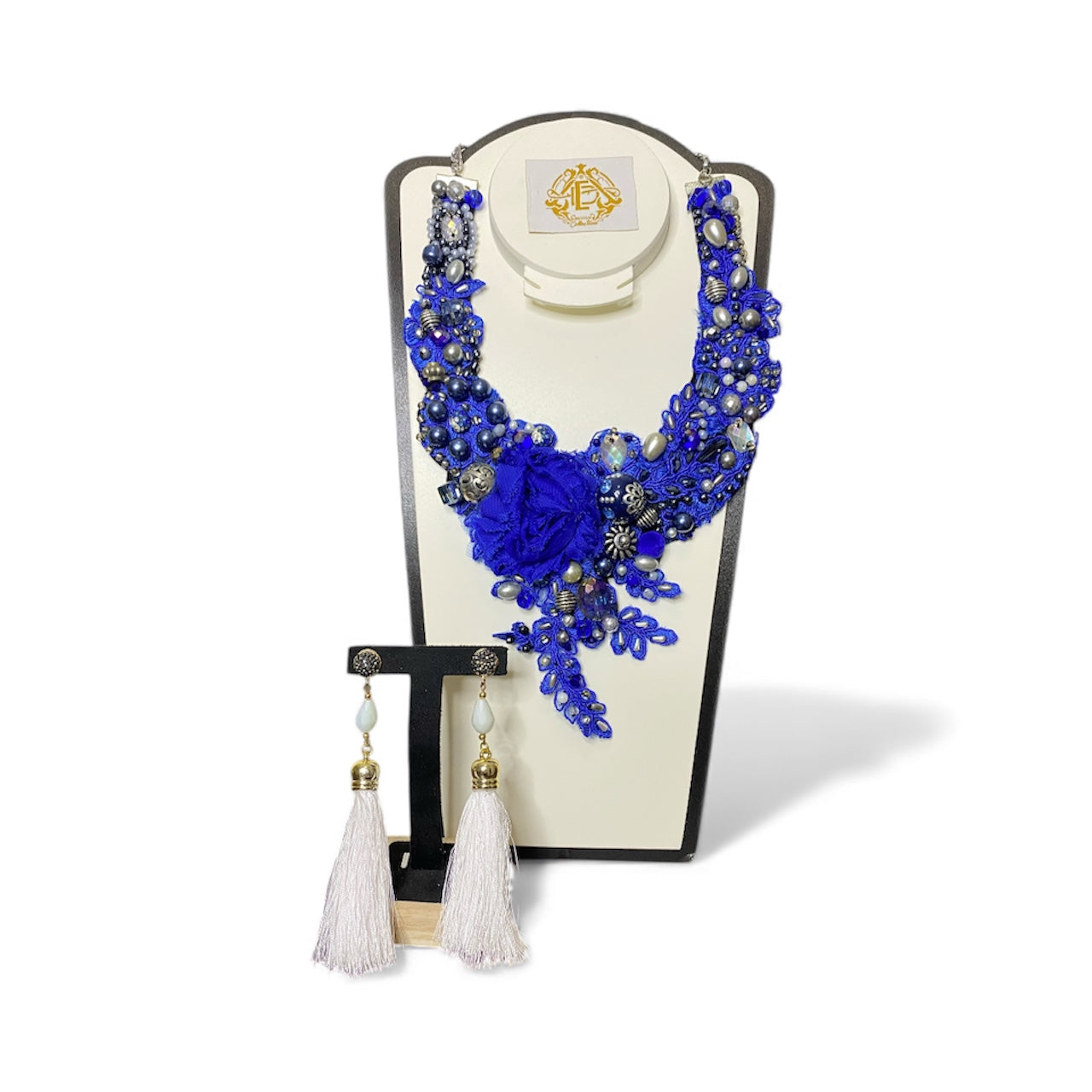 COLLAR DE ENCAJE AZUL CON CRISTAL Y ARTES