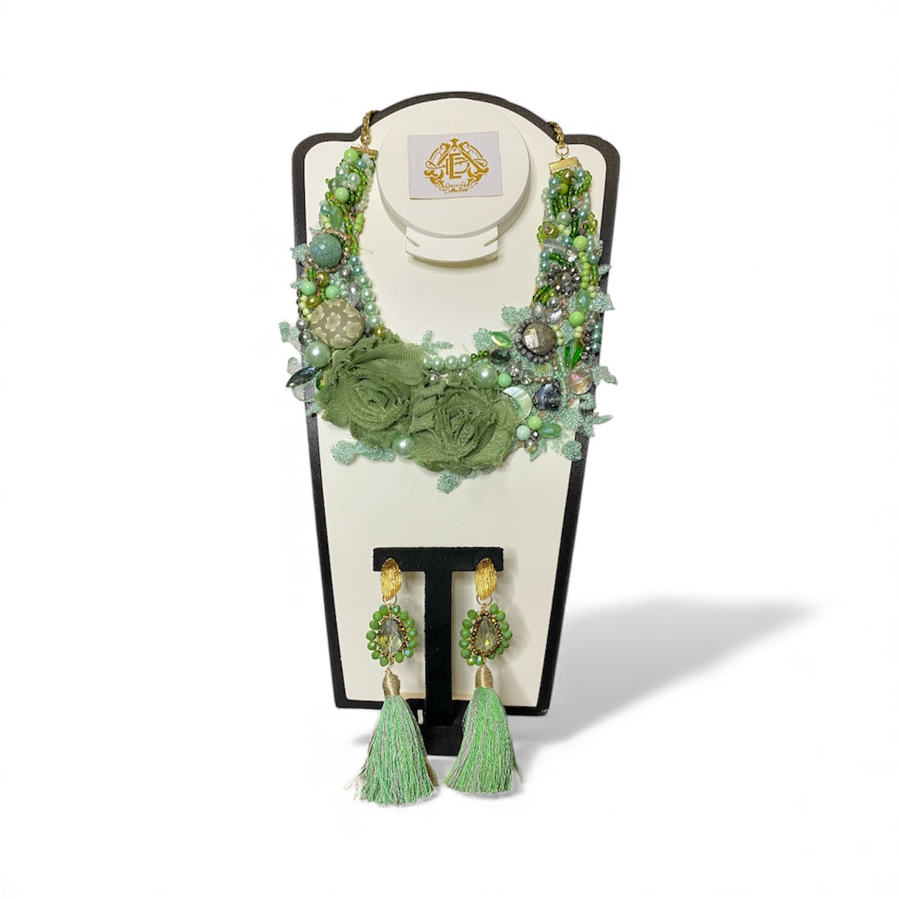 COLLAR DE FLORES CON ARETES