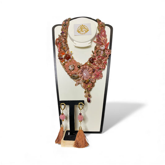 COLLAR BORDADO CON PIEDRA NATURAL CON ARETES Y PULSERA