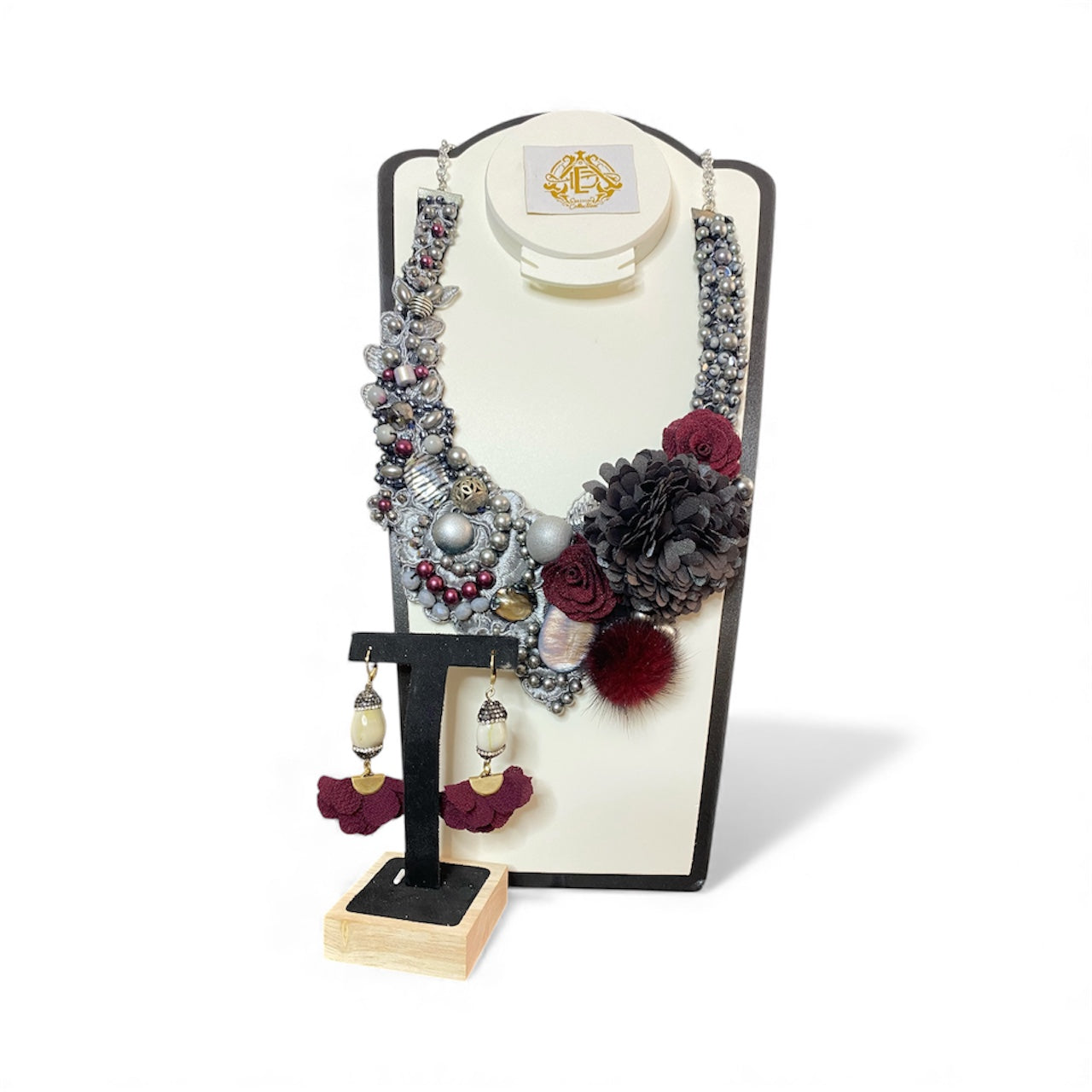COLLAR CON POMPÓN Y PERLAS CON ARETES