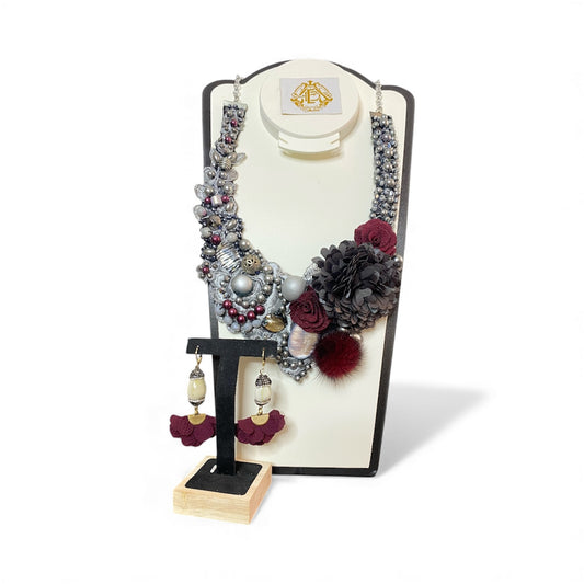COLLAR CON POMPÓN Y PERLAS CON ARETES