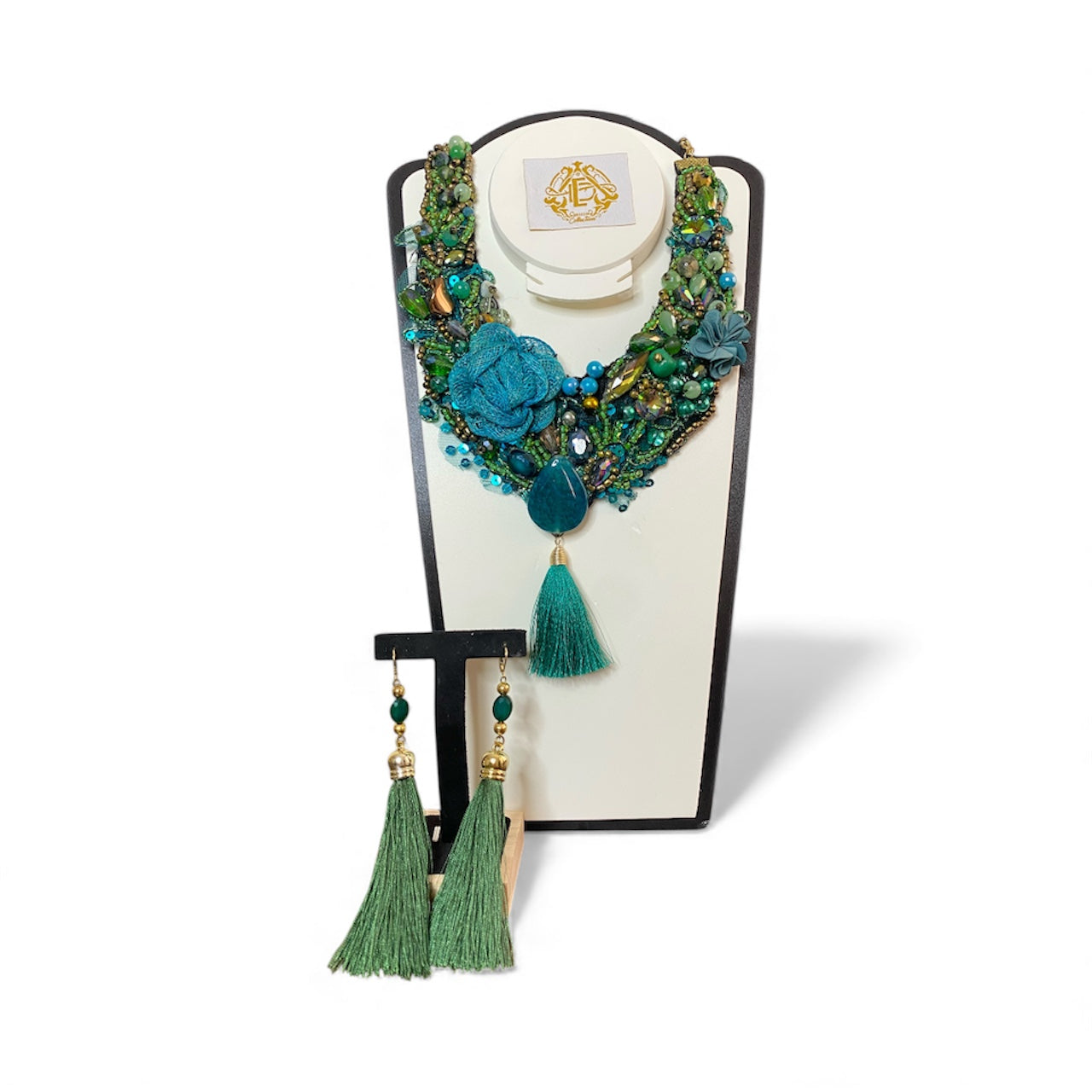 COLLAR VERDE DE CRISTAL Y CARETES
