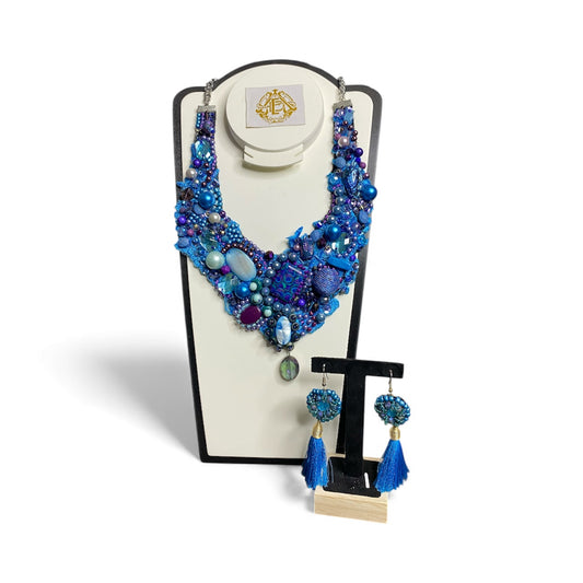 COLLARES ENCAJE Y PIEDRAS AZULES CON ARETES