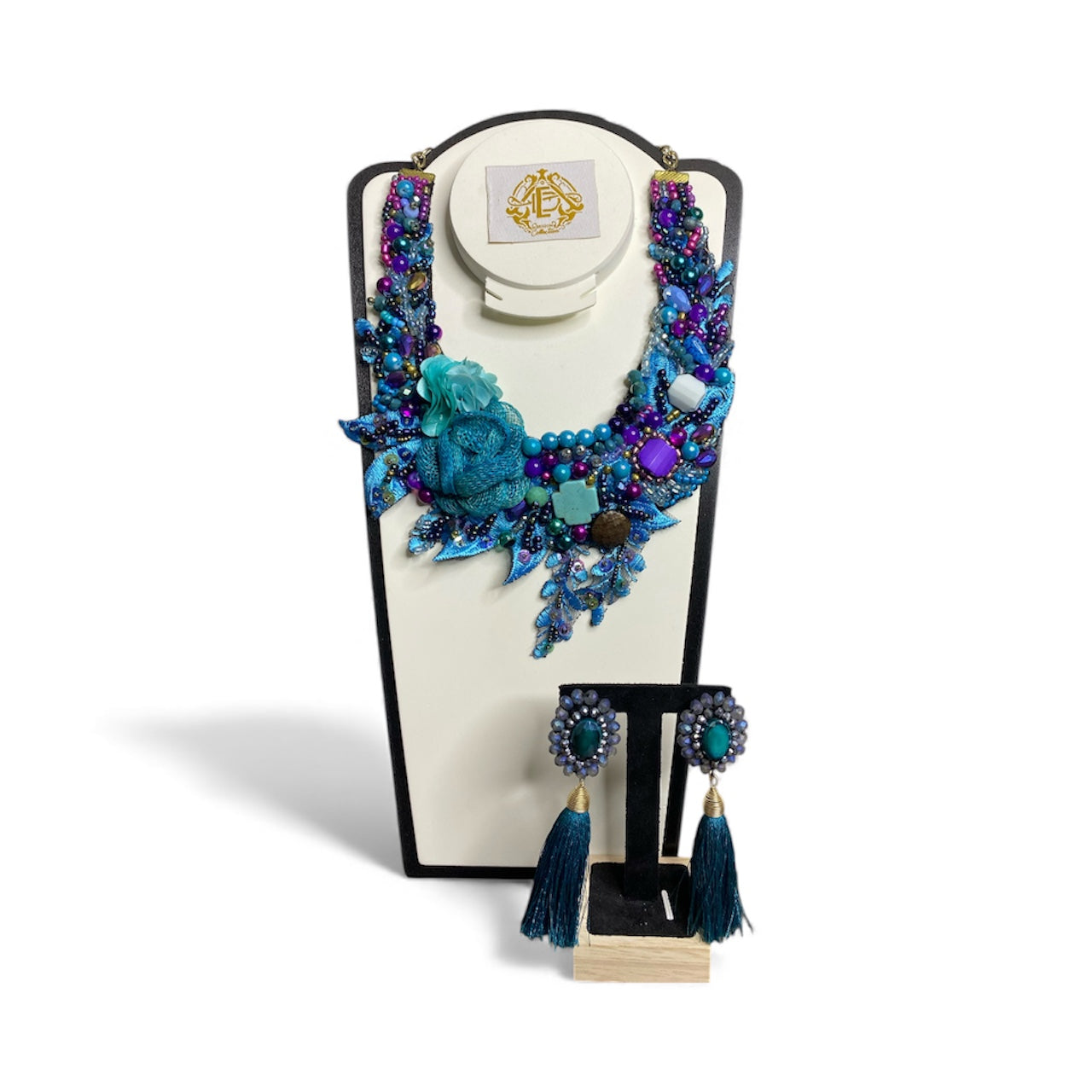 COLLAR AZUL CON FLOR DE CHIFÓN Y CHAQUIRÓN CON ARETES