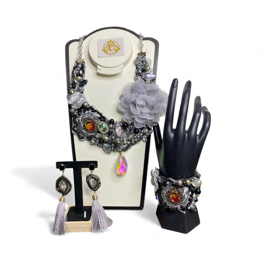 COLLAR DE CRISTAL GRIS CON ARETES Y PULSERA