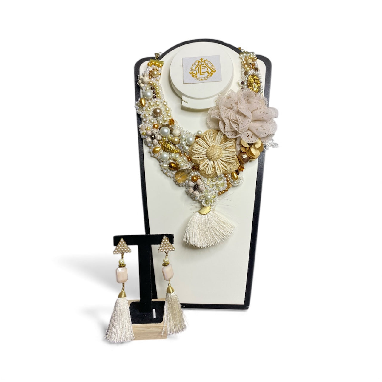 COLLAR FLOR DE CHIFÓN CON PERLAS Y ARETES