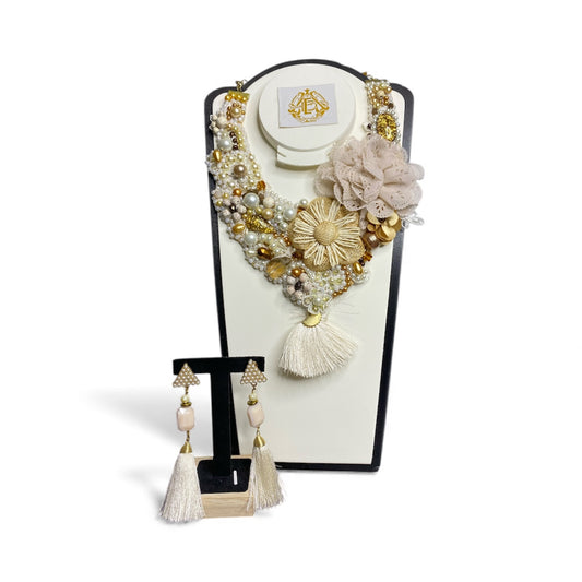 COLLAR FLOR DE CHIFÓN CON PERLAS Y ARETES
