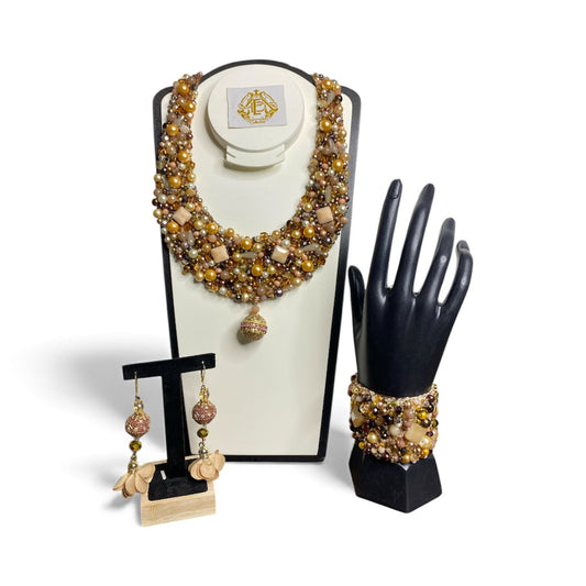 COLLAR DE PERLAS DORADAS CON ACRILICO
