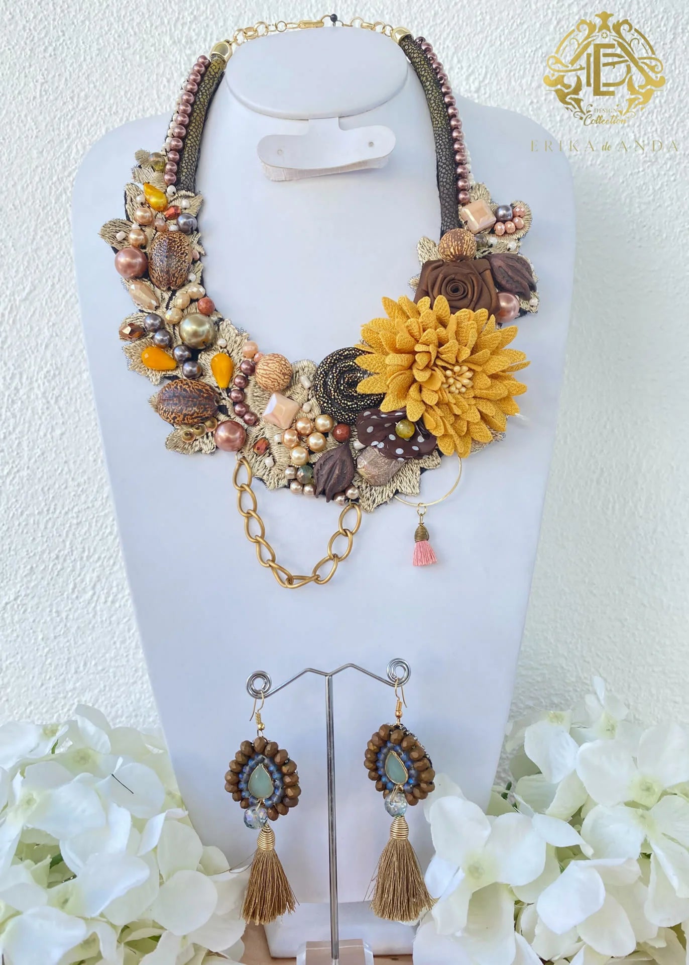 COLLAR CON ERRAJE Y FLOR DE CHIFÓN CON ARETES
